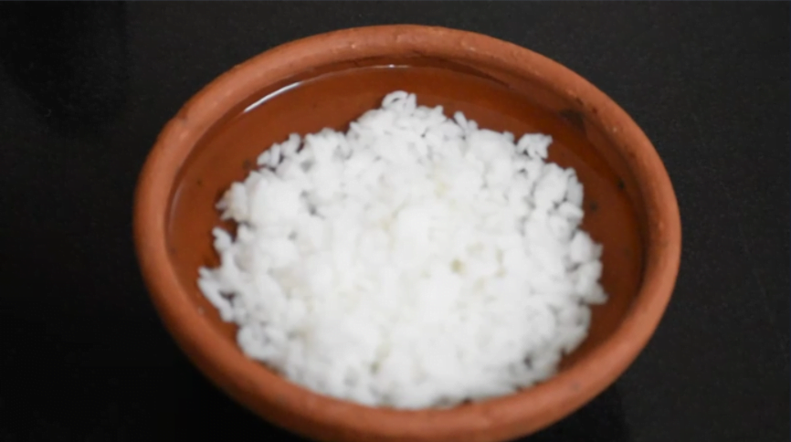 soak cooked rice in clay pot overnight